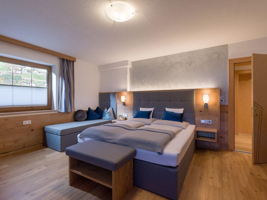 haus-garber-zellbergeben-74-zell-10-2021-appartement-arenablick-schlafzimmer-1