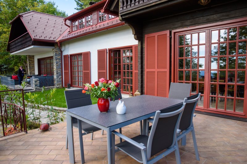 2-landhaus-vierjahreszeiten-terrasse