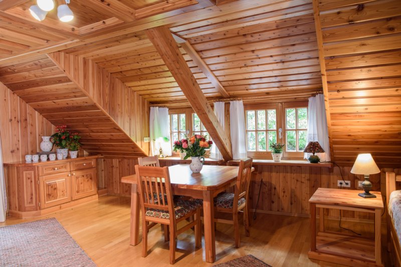 3-grosses-zimmer-oben-mit-balkon