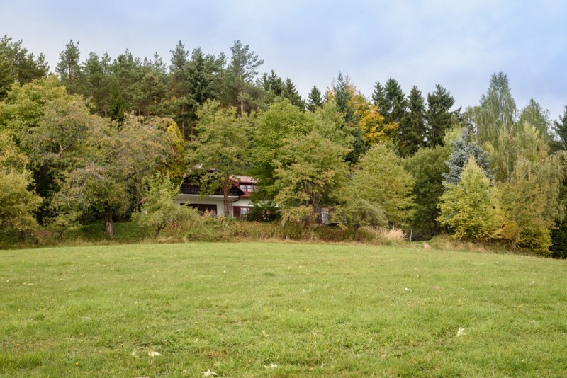 9-lh-vierjahreszeiten-haus-mit-wiese