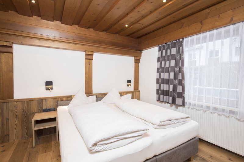 familiensuite-tirol-8-schlafzimmer-2-mini