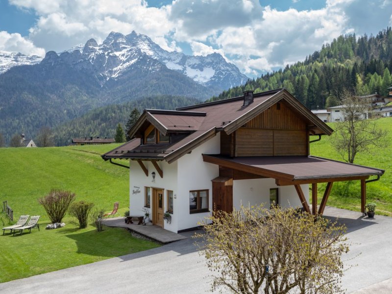 ferienhaus-flatscher-dorfstrasse-25-waidring-haus-aussen-carport