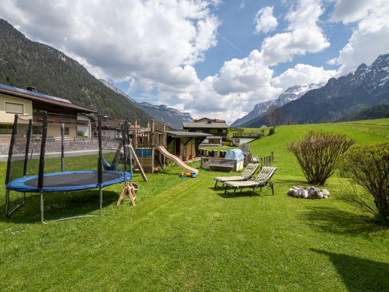 ferienhaus-flatscher-dorfstrasse-25-waidring-spielplatz