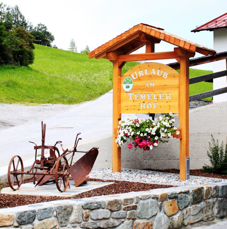 temelerhof-tafel-neu-klein