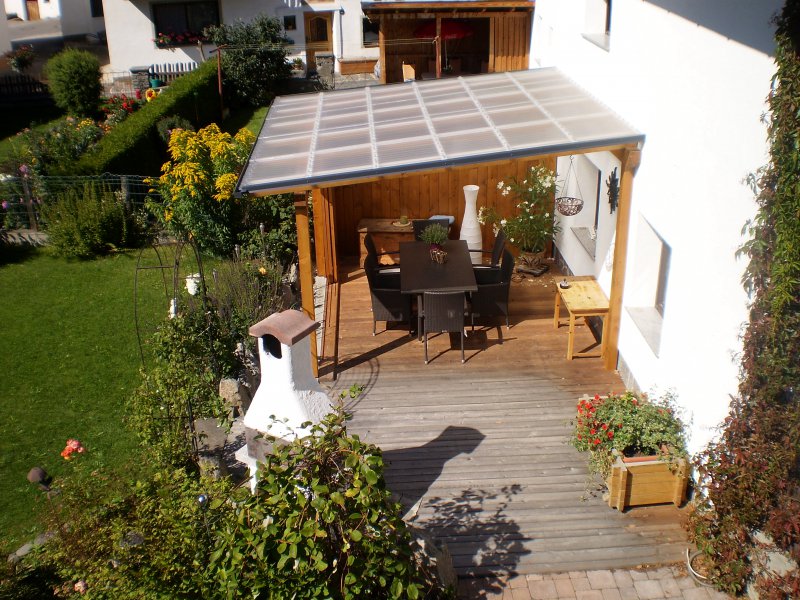 tfreisitz-im-garten-mit-grill