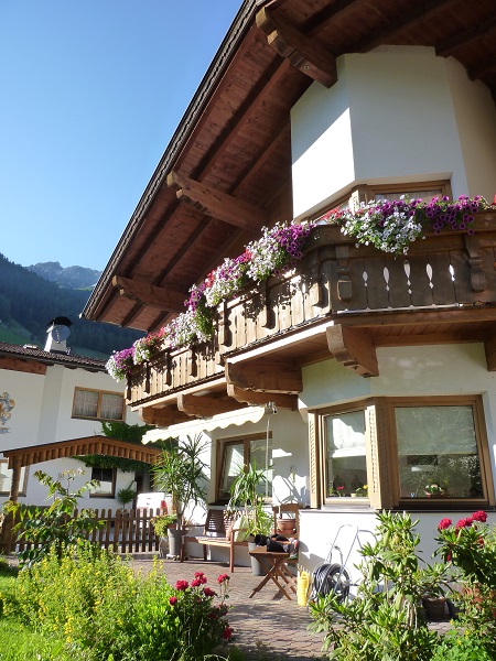 haus-bellis-balkon-terrasse-front