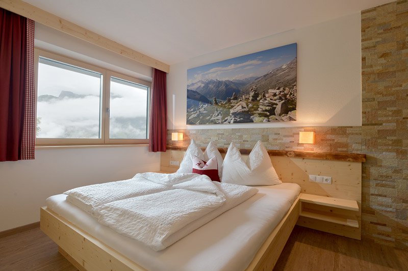 alpenchalet-zillertal-hippach-schwendberg-458-robert-bair-appartement-granat-schlafzimmer