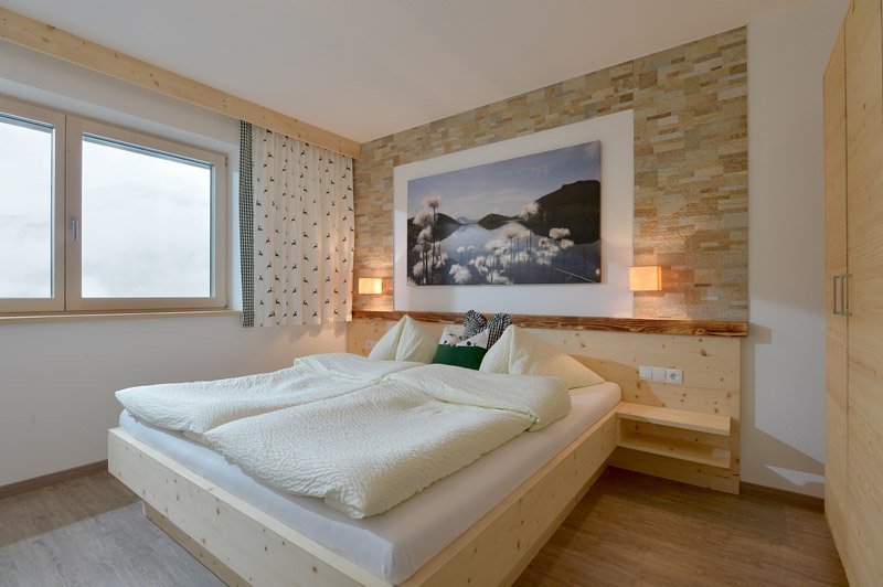 alpenchalet-zillertal-hippach-schwendberg-458-robert-bair-appartement-granat-schlafzimmer1