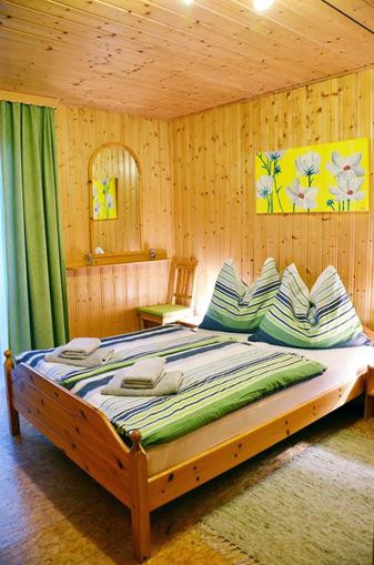 schlafzimmer-mit-doppelbett-160-cm-und-stockbett-2