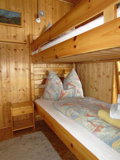 schlafzimmer-mit-doppelbett-160-cm-und-stockbett-3