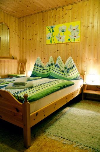 schlafzimmer-mit-doppelbett-160-cm-und-stockbett