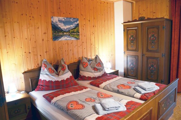 schlafzimmer-mit-doppelbett