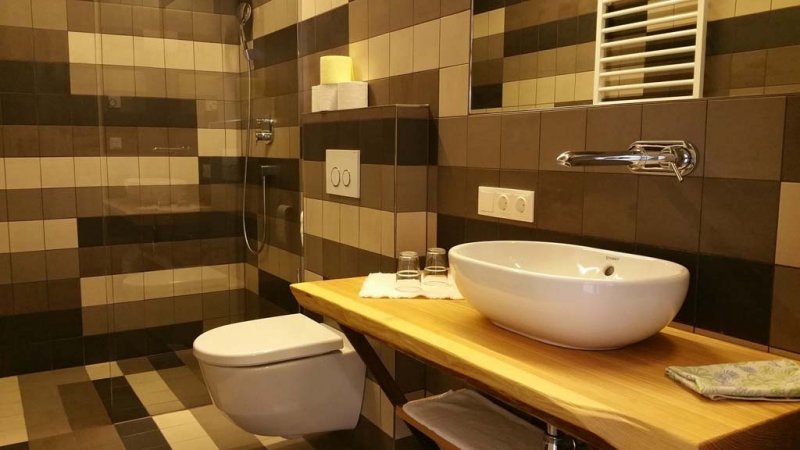 bad-mit-dusche-wc-waschbecken-und-handtuchheizung