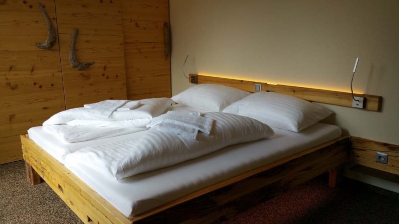 gemuetliche-tradition-schlafzimmer-mit-viel-holz-und-indirektem