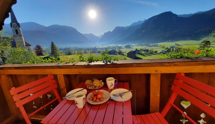 fruehstueck-balkon-sitzecke-foto-kalvarienberg-appartements-gosau