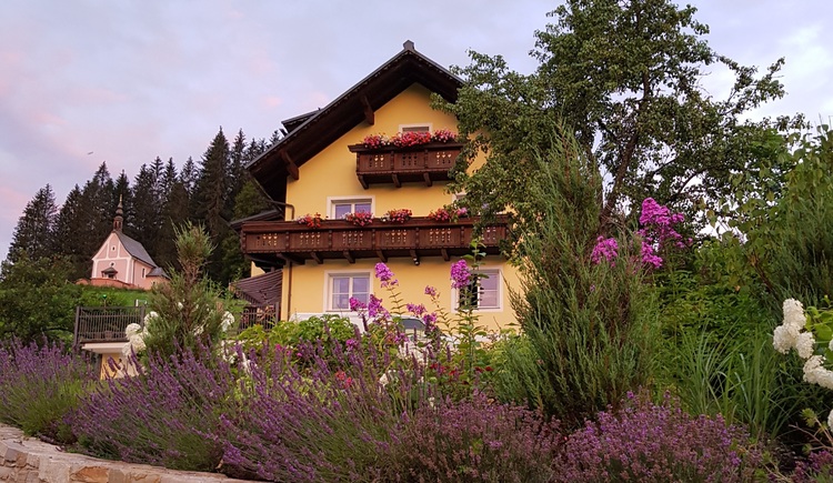 haus-ansicht-blumen-foto-kalvarienberg-appartement-gosau