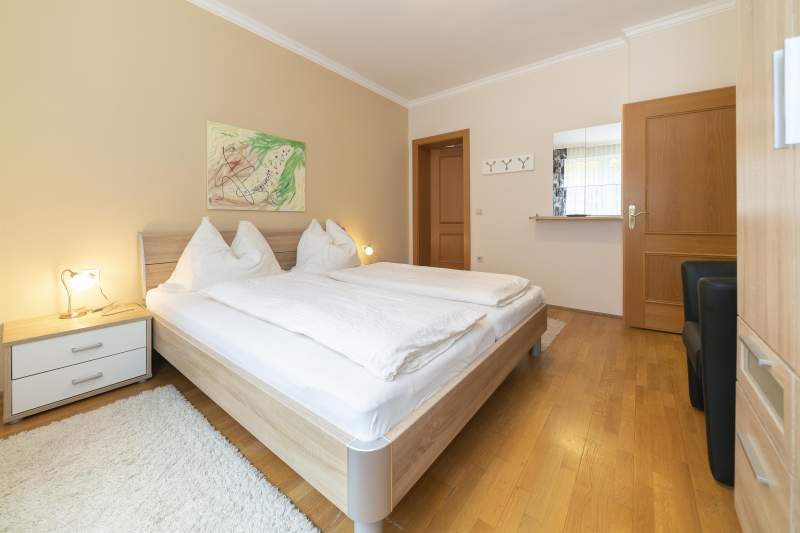 77084671-f502-41a9-983b-4638e7b28c6f