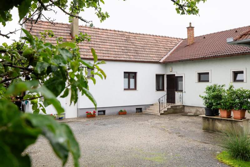 f2b7f7f6-66c4-46a3-aaef-fc5c886cb2e9