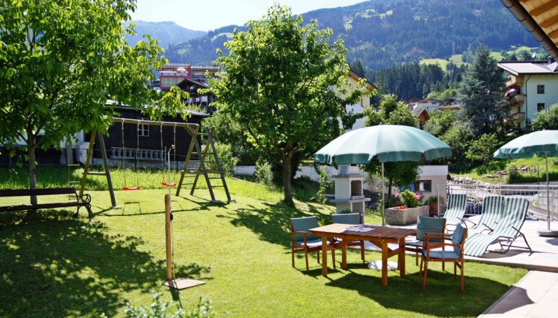 garten-mit-grill-und-spielplatz