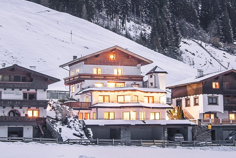 kartnaller-haus-winter-abend-beleuchtet-hineingezoomt