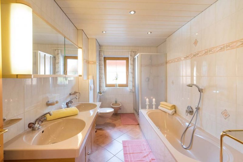 04-haus-alpina-badezimmer-photo-egger